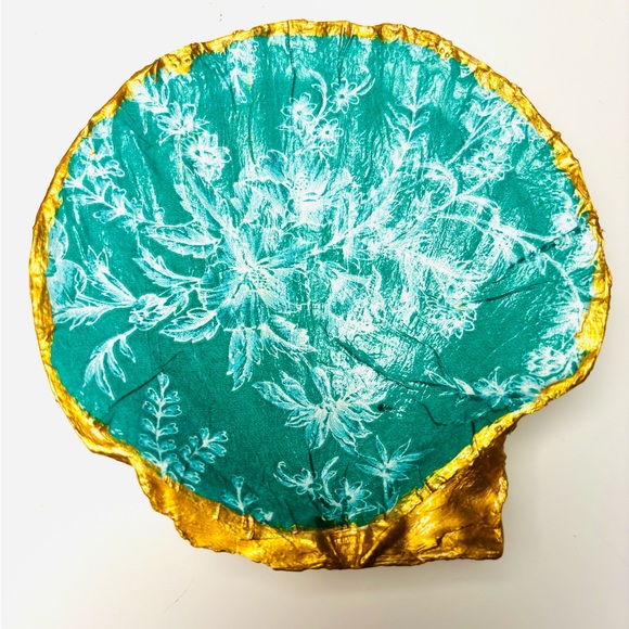 Handcrafted shell ring dish with green w/white hibiscus floral decoupage design. - Picture 4 of 6